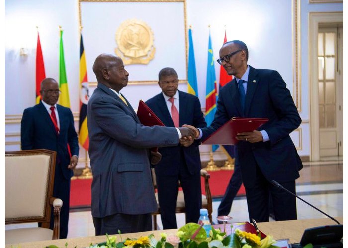 Kagame na Museveni basinye amasezerano yo gukemura ibibazo biri hagati y’ u Rwanda na Uganda 
