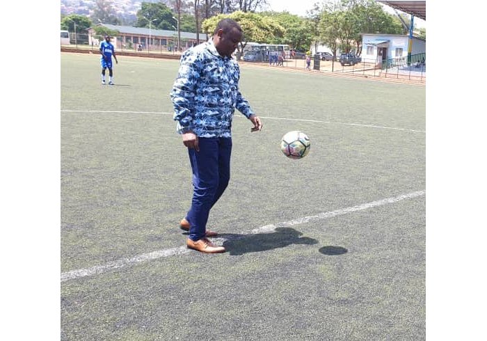 Ifoto y’ icyumweru : Minisitiri Munyakazi mu kibuga cya Foot Ball aconga ruhago