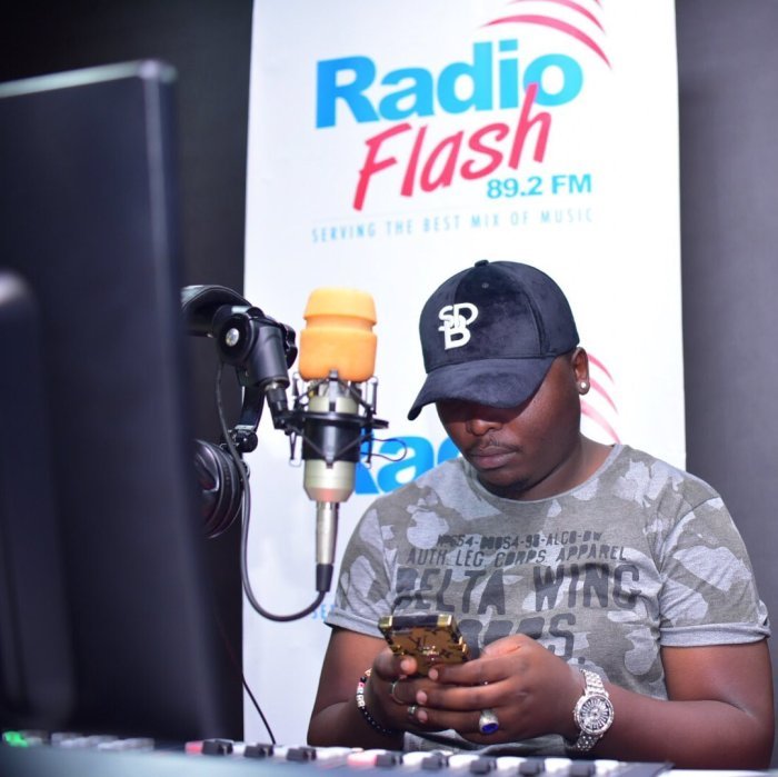 Umunyamakuru w’imyidagaduro kuri Flash yahuye n’isanganya