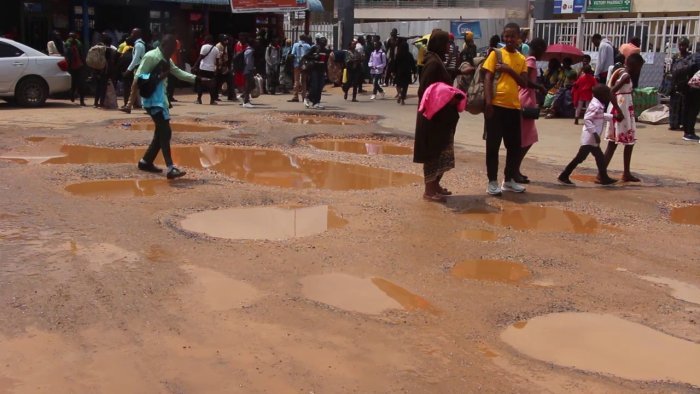 Gare y’umwe mu mijyi yunganira Kigali uburyo yangiritse biteye isoni (AMAFOTO)