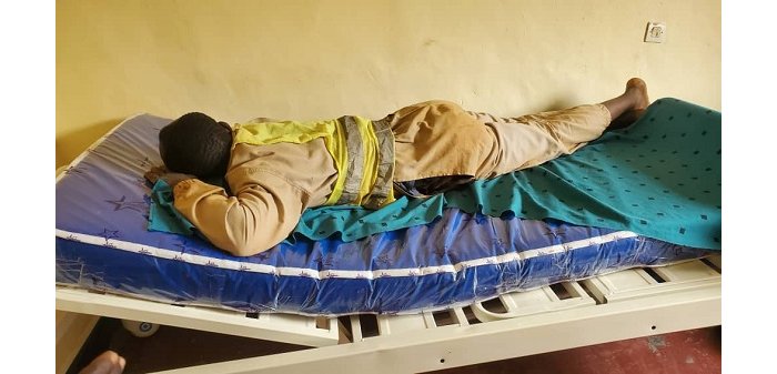 Kigali : Umwe mu bubaka umuhanda  yaguye  igihumure  kubera inzara  ageze kwa muganga bamuha Jus  ahita azanzamuka 