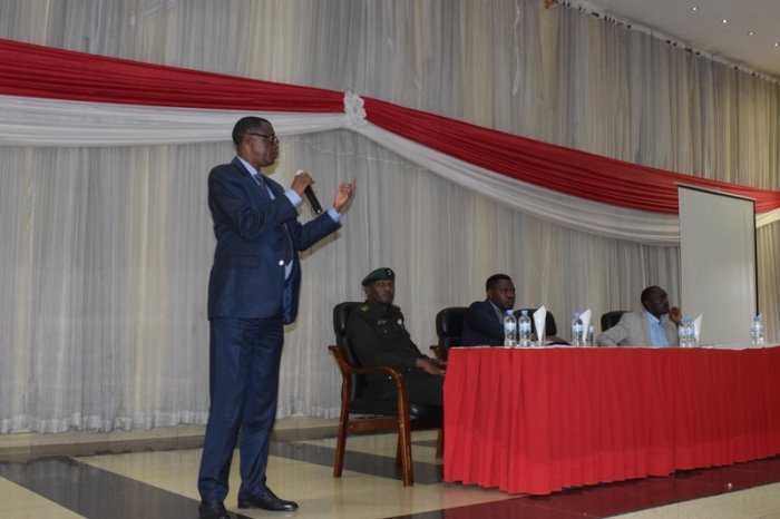 Min. Kabarebe yihanije abanyarwanda bajya guhunahuna muri Uganda