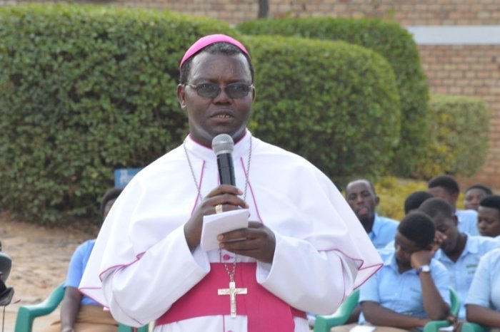 Padiri Ndikubwimana uvugwaho ubusambanyi n’ubusinzi yahagaritswe 