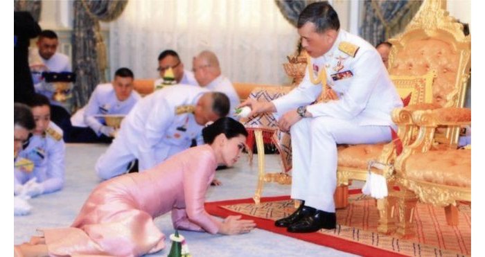 Bitunguranye umwami wa Thaïlande udahirwa n’ urushako yashatse umurinzi we