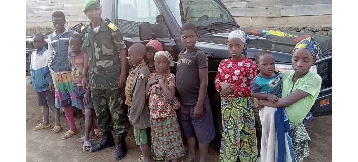 Maj Willy Ngoma  yagaragaye  ashagawe n’abana  begamye  ku modoka yambuwe  Gen Maj Cirimwami  uherutse gukizwa n’amaguru