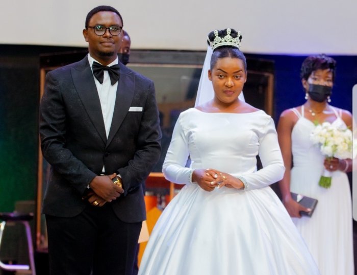 Ubukwe bwatashye&nbsp;: Clarisse Karasira mu gatimba yasezeranye n’umugabo we (AMAFOTO)