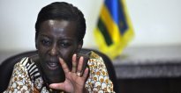 Minisitiri Mushikiwabo yagaye gufunga no kugenzura imbuga nkoranyambaga mu matora