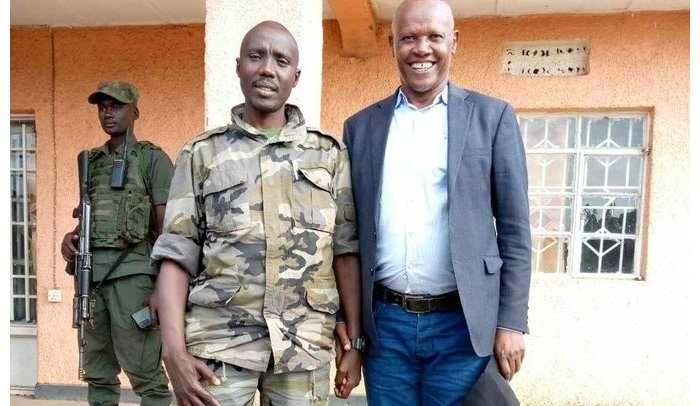IFOTO&nbsp;: Gen Makenga  yagaragaye   ari kumwe  n’Umuyobozi  wa Teritwari ya Rutshuru bivugwa ko  yaje guhinyuza 