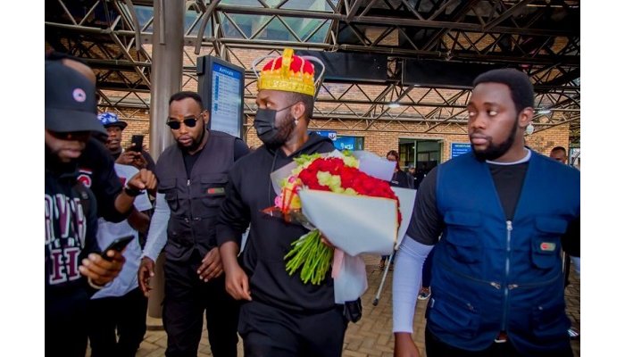 The Ben yageze i Kigali yambikwa ikamba  rigaragaza ko ari umwami wa Muzika