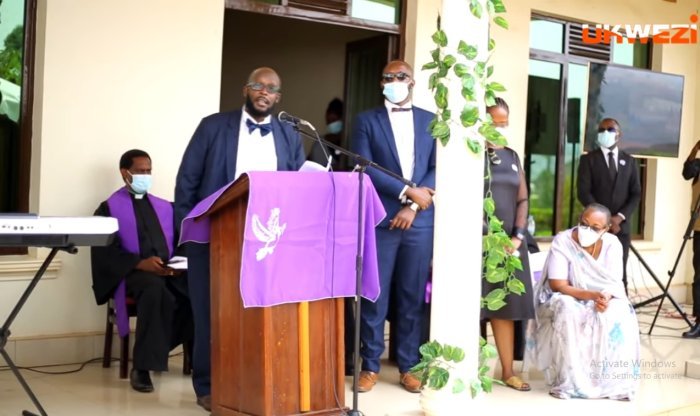 Ibitwenge mu gahinda&nbsp;: Mu gusezera Joe Habineza umuhungu we yasekeje abantu baratembagara (VIDEO)