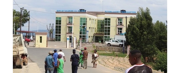  Abakozi b’Akarere ka Rutsiro  batanze impushya zo gucukura kariyeri  bari  mu mazi abira