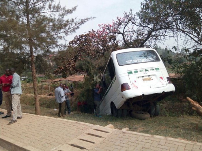 Kibagabaga&nbsp;: Imodoka yari itwaye abagenzi yakoze impanuka igwa mu mukingo