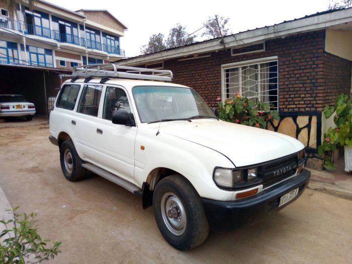 Imodoka nziza ya TOYOTA LAND CRUISER igurishwa 5Millions