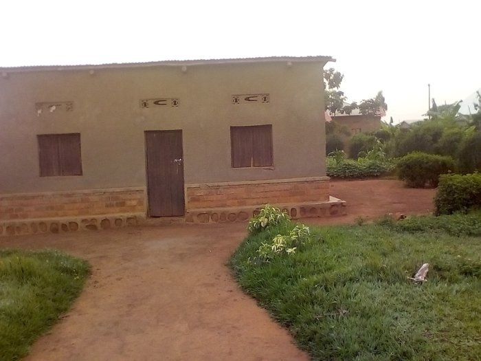 Inzu nziza iri muri Centre Kanazi igurishwa make