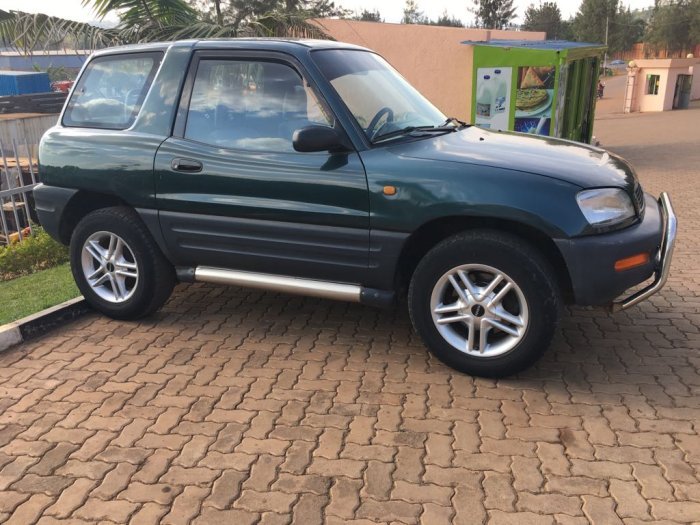 TOYOTA  RAV4(Pardon madame) igurishwa kuri 4,500,000RWF