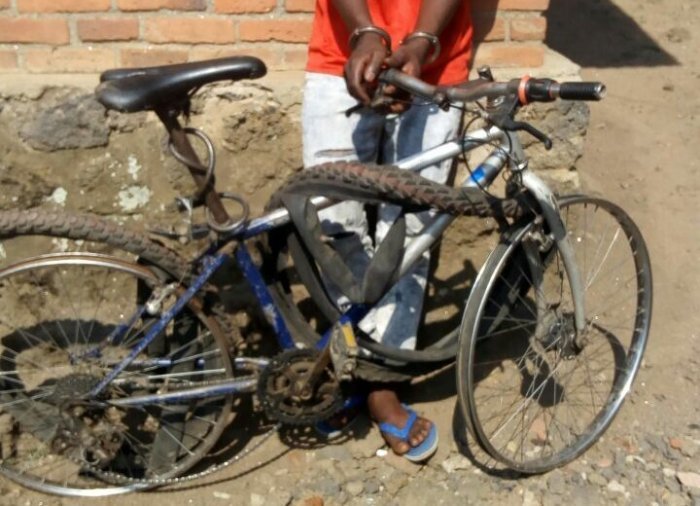 Rubavu&nbsp;: Yafashwe yinjiza urumogi mu gihugu arutwaye imbere mu mapine y’igare yasunikaga