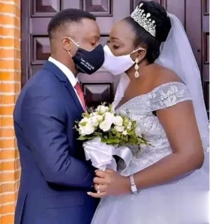 Basize umugani nyuma yo gusezerana bagasomana bambaye agapfukamunwa 