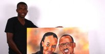 Perezida Kagame yanyuzwe n’igihangano cy’uwamushushanyije ari kumwe na Ange Kagame