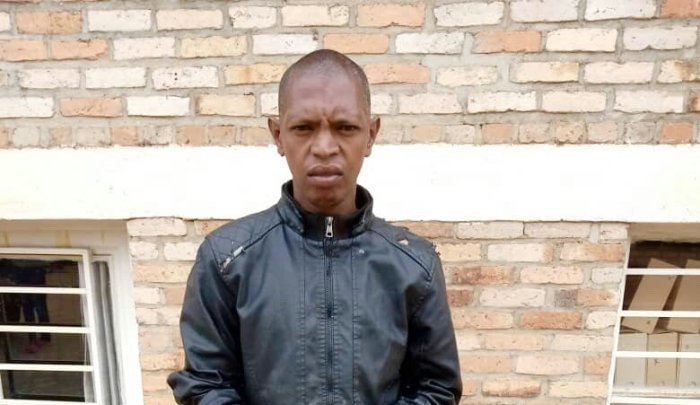 Gitifu wakubise umukecuru w’imyaka 95 amushinja amarozi yagawe na Minisitiri ahita afungwa