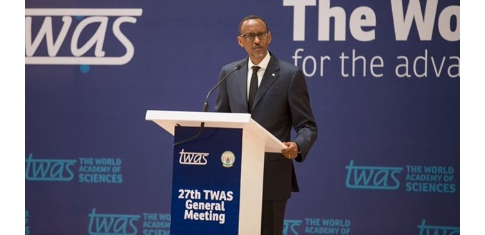 Perezida Kagame yahawe igihembo ahita agitura Abanyarwanda bose bamuteye ingabo mu bitugu