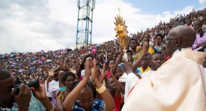 Padiri Ubald Rugirangoga umaze igihe arwaye Covid-19 yifurije abantu Noheli nziza