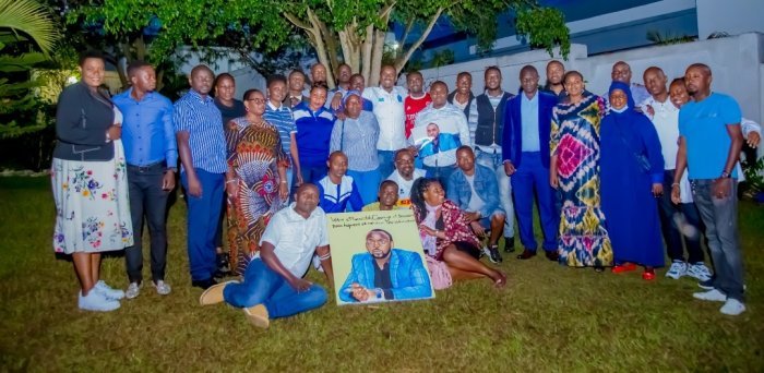 Abafana ba Rayon bageneye Sadate impano yo kumushimira umurava wamuranze