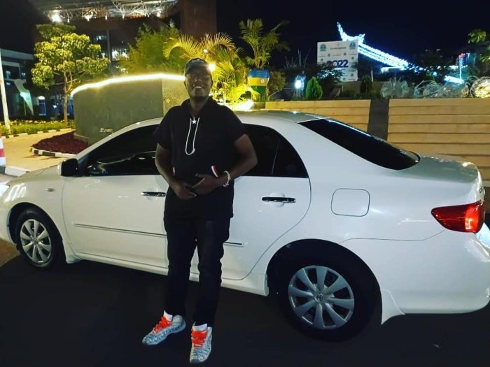 AMAFOTO&nbsp;: Senderi yaguze imodoka y’agatangaza