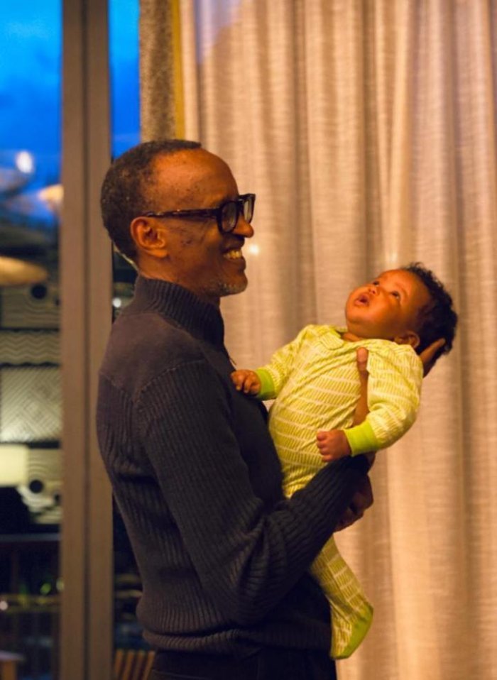 IFOTO Y’ICYUMWERU&nbsp;: Perezida Kagame yaryohewe n’ibihe byiza yagize ku bw’Umwuzukuru we