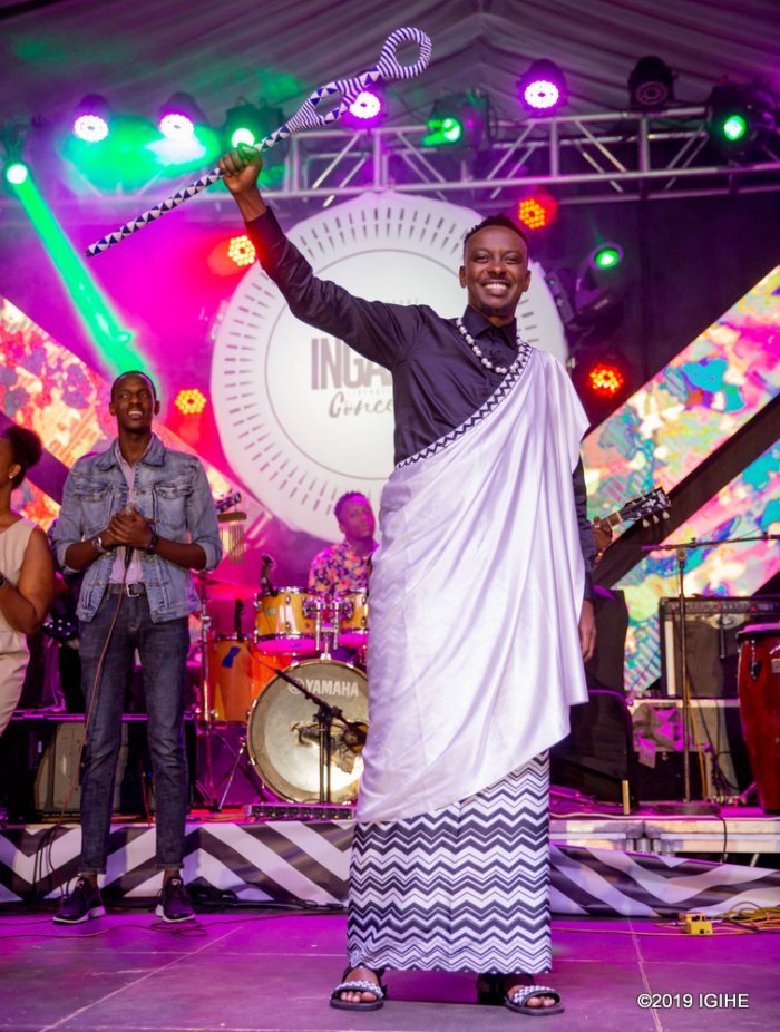 Jules Sentore yibukije abantu gukomera ku bucuti nyabwo mu ndirimbo nshya