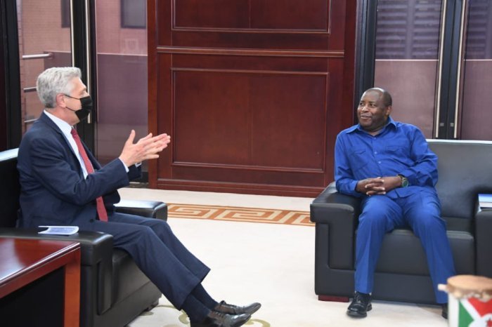 AMAFOTO&nbsp;: Umuyobozi wa UNHCR uherutse kwakirwa na Perezida Kagame yanakiriwe na Perezida w’u Burundi