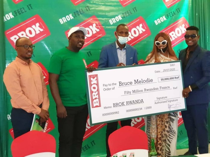 Abashoramari batangiye guha agaciro umuziki wacu- Bruce Melodie nyuma yo gusinya amasezerano ya miliyoni 50Frw 