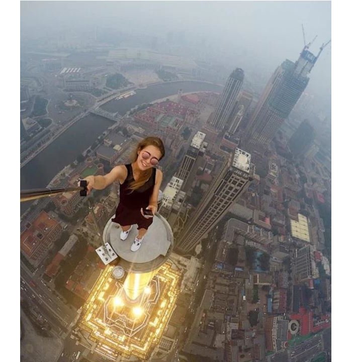 Mu mafoto reba abashyize ubuzima bwabo mu kaga kubera gushaka abafana