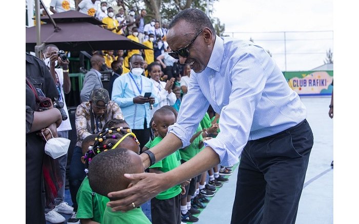 Ifoto ya Perezida Kagame asabana n’abana yazamuye amarangamutima ya benshi 