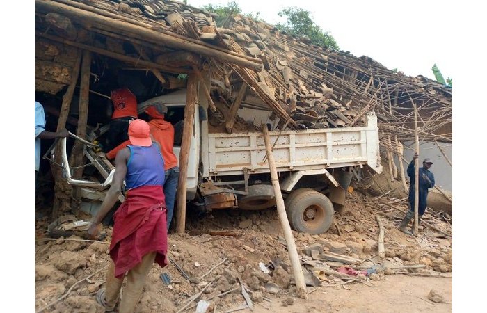 Nyaruguru:Ikamyo yagonze  inzu ihitana abantu babiri abandi 10 barakomereka