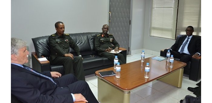 Gen James Kabarebe yaganiriye na Lt Gen Romeo Dallaire ku by’abana bashyirwa mu gisirikare