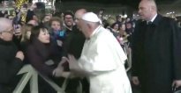 Papa Francis yarakaye akubitira umugore mu ruhame [VIDEO]