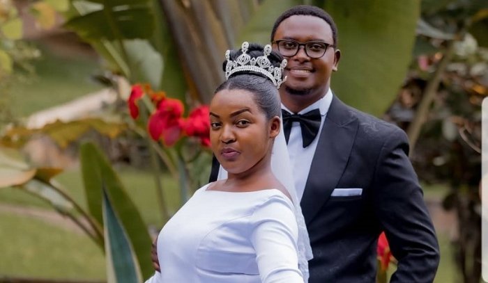 Abashakanye benda gutandukana Clarisse Karasira yabakoreye indirimbo ibibutsa umunyenga w’urukundo basangiye bakirambagizanya