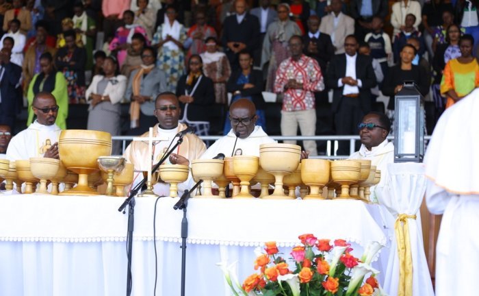 Mu mafoto:Padiri Ubald yasengeye imbaga bamwe bakira indwara zirimo Diabete na Cancer