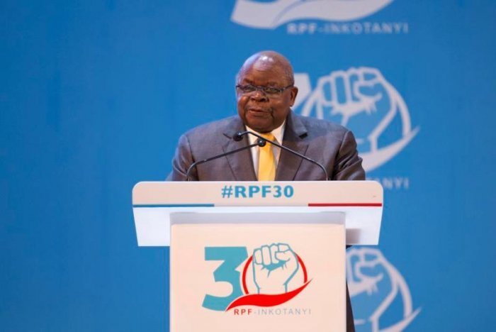 Perezida Kagame yababajwe n’urupfu rwa Benjamin Mkapa yise umuvandimwe we