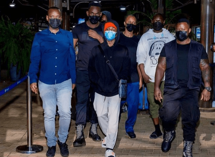 Undi muhanzi ukomeye muri Nigeria yaje gutaramira Abanyakigali yakirwa arindiwe umutekano bidasanzwe