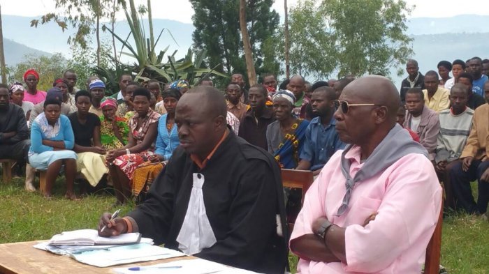 Dr Leopold Munyakazi yatanzweho ubuhamya mu ruhame, hahurizwa ku mbunda yatunze i Kayenzi