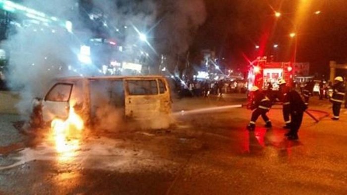 Kigali&nbsp;: Imodoka yafashwe n’inkongi y’umuriro muri gare  irashya irakongoka -AMAFOTO