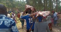 Mu mafoto&nbsp;:  Umugabo n’umugore bafatiwe mu cyuho bari kubaga ihene bibye bazengurutswa Umujyi wa Musanze bikoreye inyama