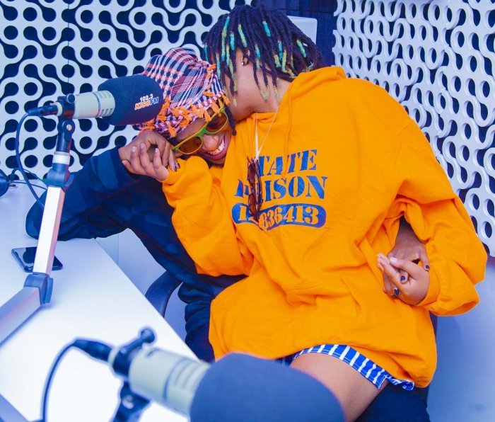 Ntirwihishira : Ariel Wayz na Juno Kizigenza bakoze interview umwe yicaye ku wundi (AMAFOTO)