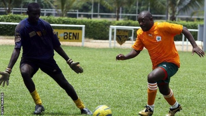 Abayobozi babiri bakuru bafunzwe bazira ko Perezida Nkurunziza yakiniwe nabi mu kibuga