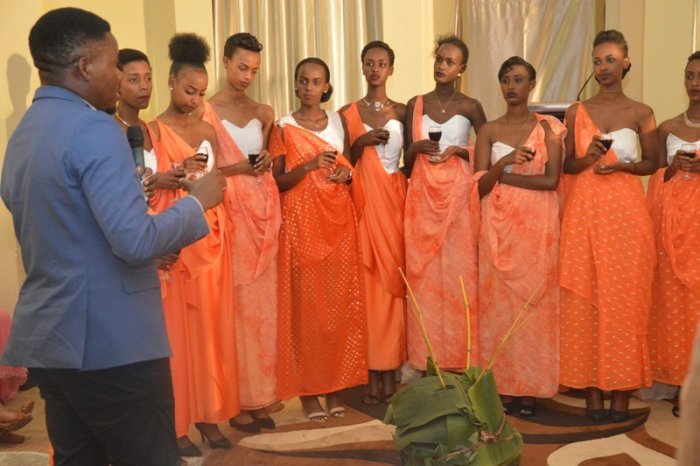 Hon. Bamporiki yasobanuye uko Se wabo yamurutishije ihene n’ibyo abo biganye bamukoreye