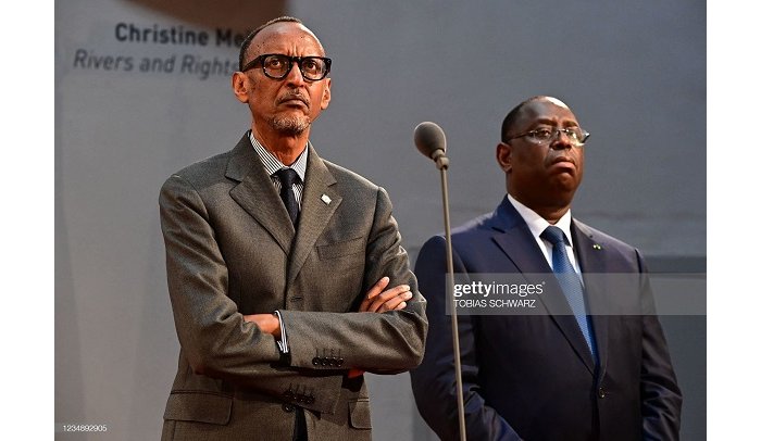 Perezida Kagame yafashe mu mugongo  Macky Sall  ku byago byagwiririye Senegal 