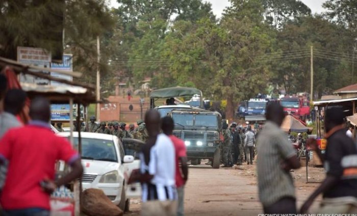 Bobi Wine yageze i Kampala yakiriwe n’abasirikare na Polisi bamujyana  iwe