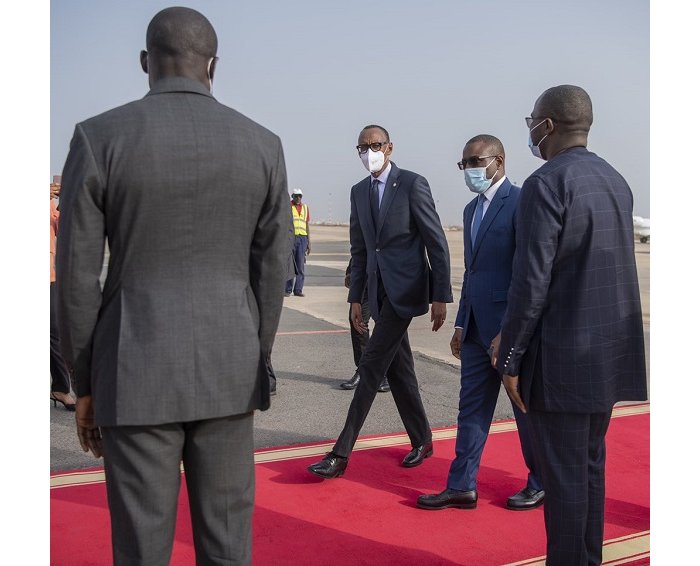 Perezida Kagame yitabiriye  itahwa rya Stade  ifite imyanya ibihumbi 50  muri Senegal  