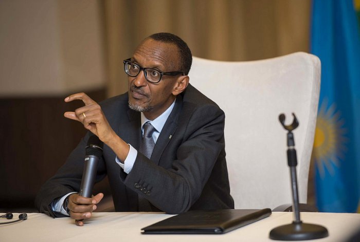 Perezida Kagame yavuze ku bamubitse ari muzima